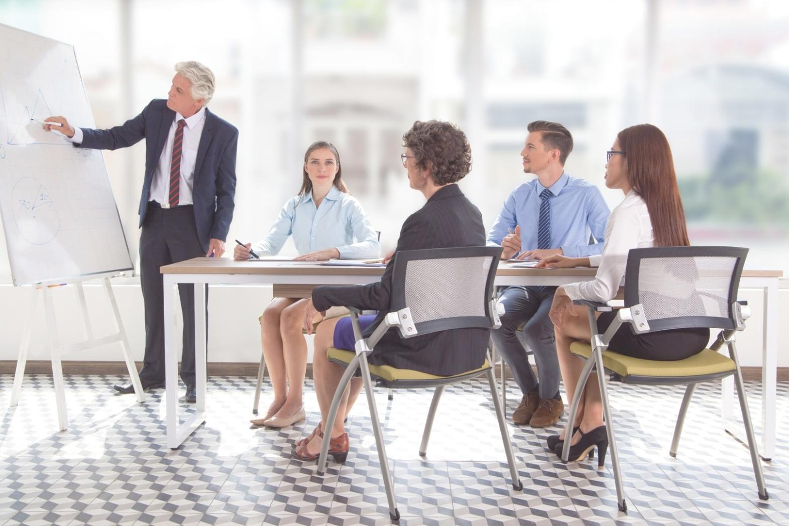 Equipo de ravelionexis trabajando en análisis financiero